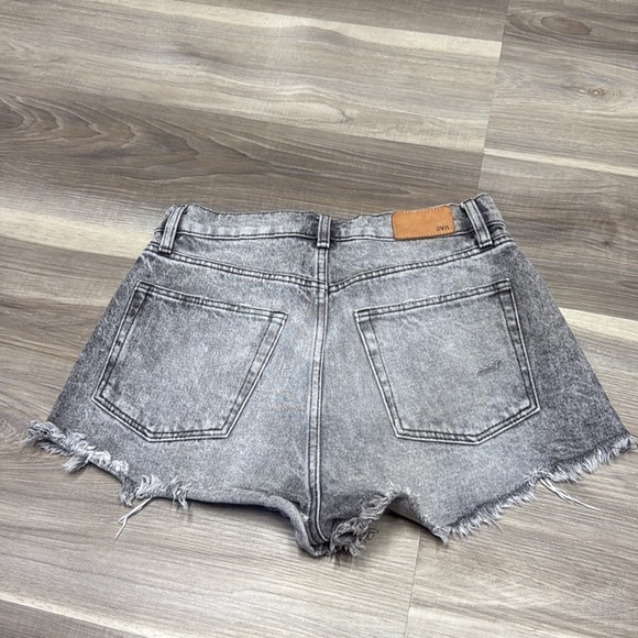 Zara Gray Frayed Jean Shorts size 4 - Picture 7 of 8